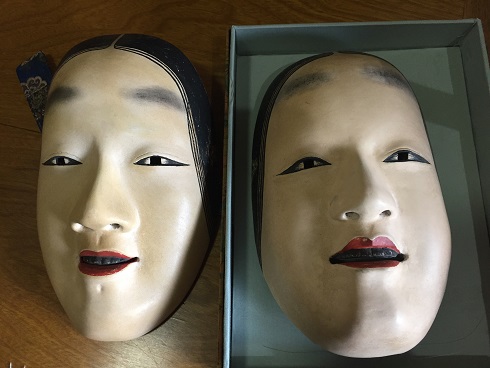 女性のお面二つ