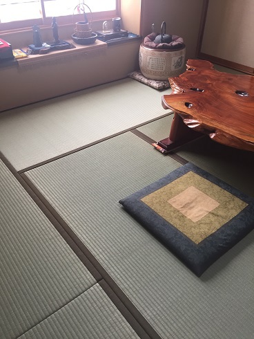 火鉢と座布団と机