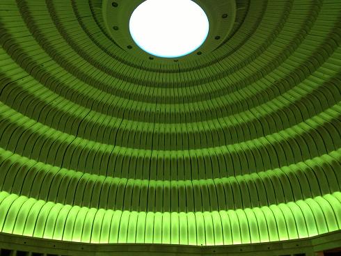 円形ホールの緑の天井