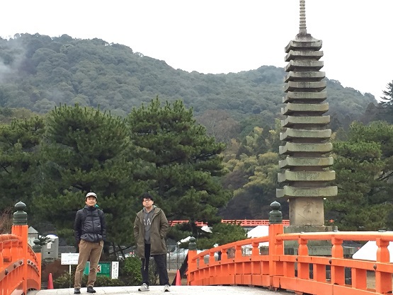 宇治川の橋の上