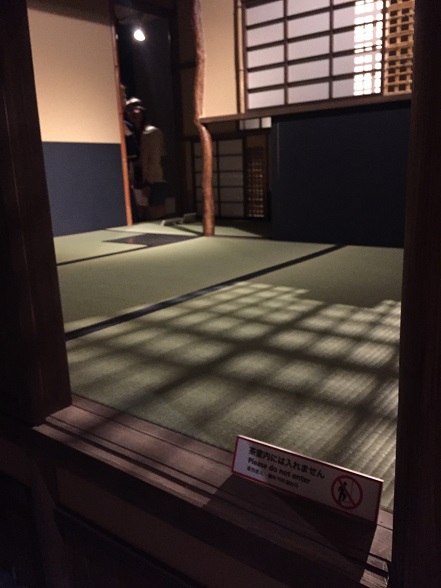 躙り口から撮った茶室