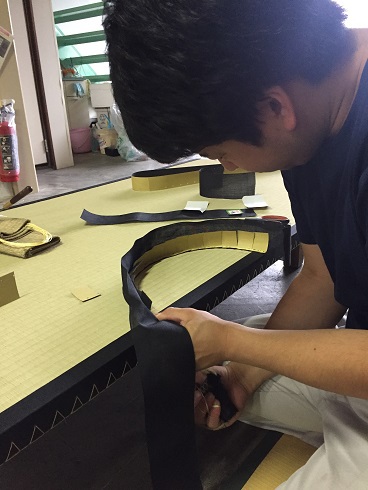 柱型の縁を縫う長男