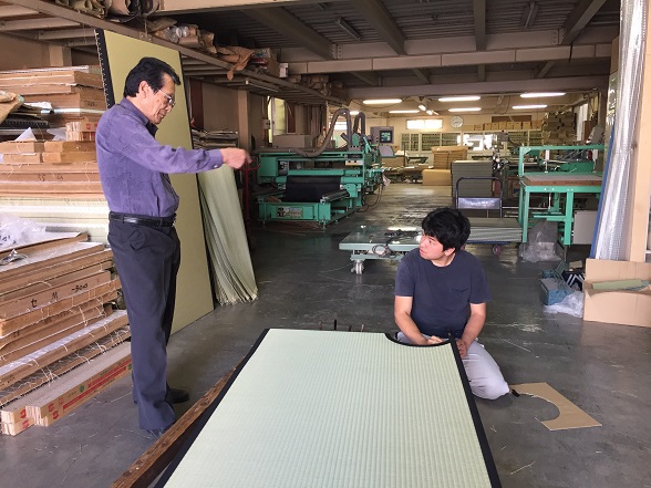 会長の指示を聞く長男