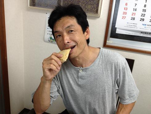 鯛焼きを食べる社長
