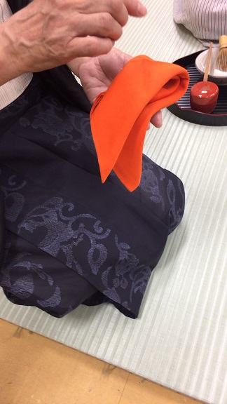 ふくさ三つ折りの半分