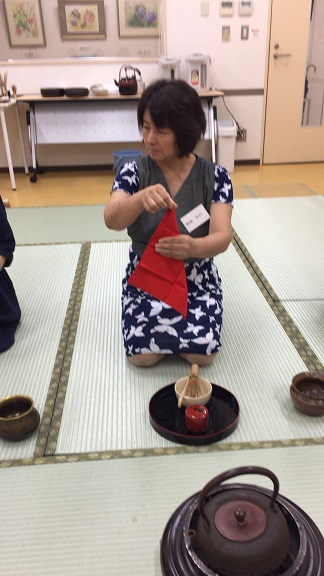 ふくさのたたみかたを教わる私
