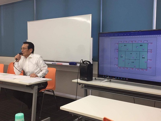 講義する会長