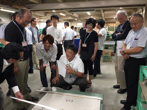物差しを見る畳屋さん
