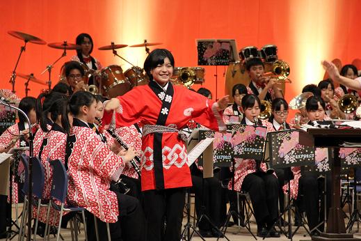 笑顔でかっぽれを踊る娘