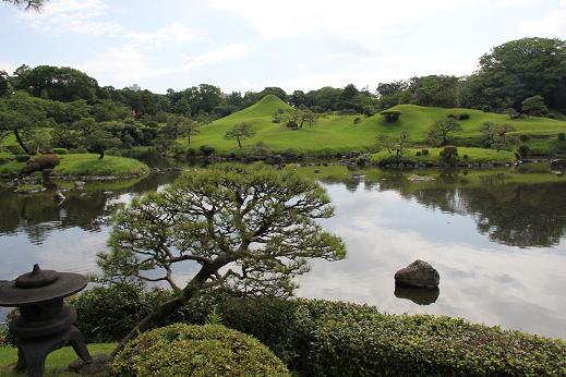 池のある庭園