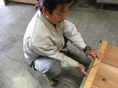 床ござを縫う社長