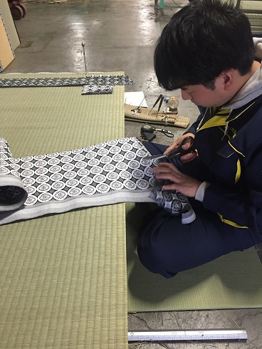 紋縁を切る