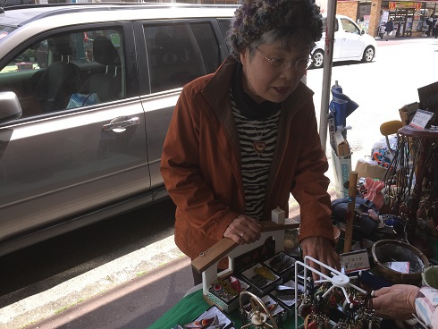 堆朱を売る婦人