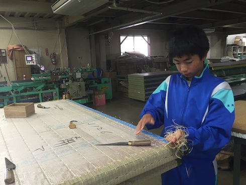 糸を抜く作業