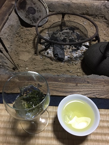 囲炉裏端でお茶
