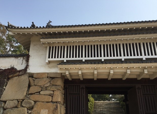 表書院横の門