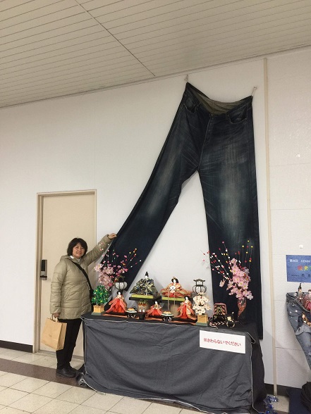巨大ｼﾞｰﾝｽﾞとお雛様