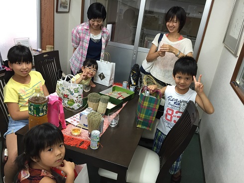 教え子とお子さん、事務室で