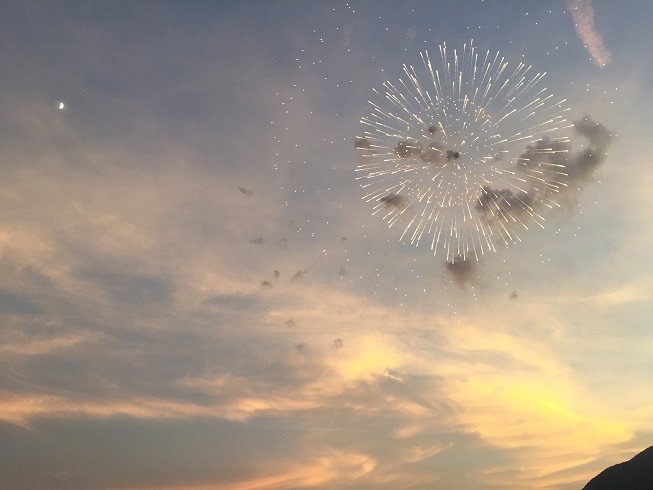 ｵﾚﾝｼﾞの夕焼けと花火と月