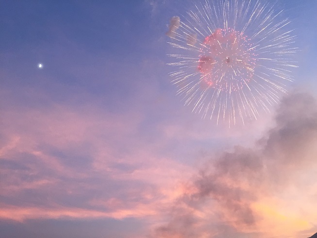 紫の夕焼けと花火と月