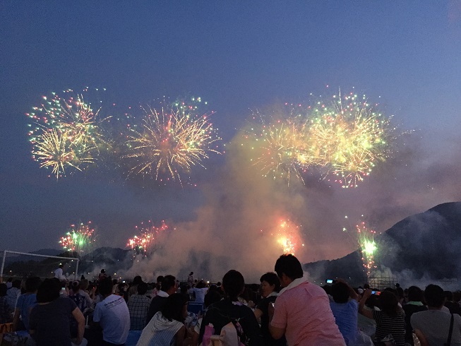 観客と四つの花火