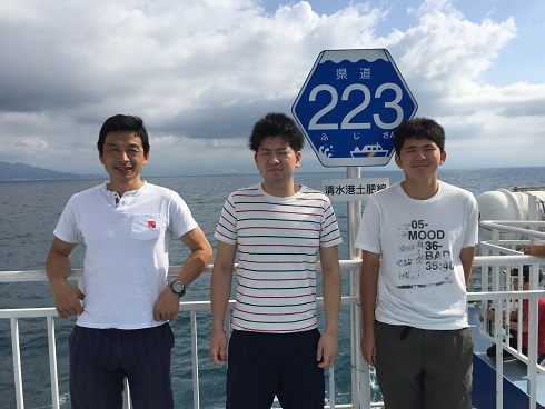 県道２２３の看板とパパと息子達