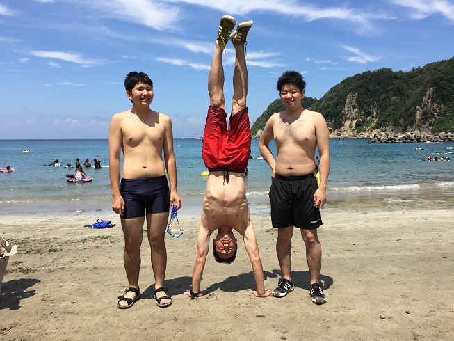 岩地で逆立ち
