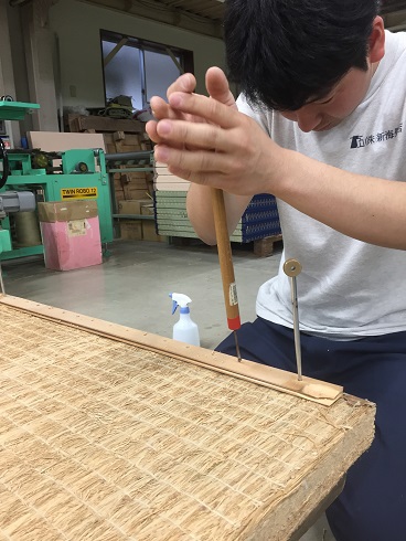 錐で穴を開ける