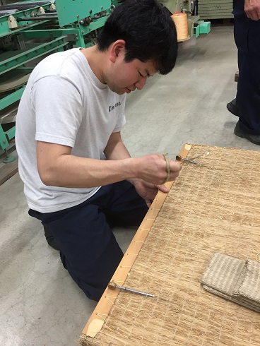 板を縫い付ける長男