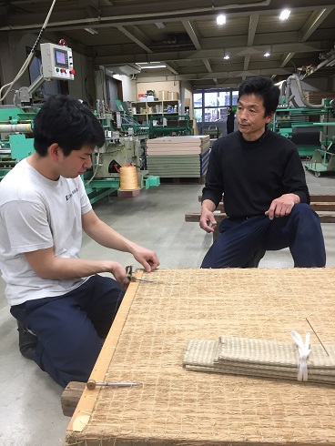 長男の手縫いを見る社長