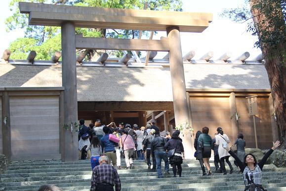 鳥居の前でヨガポーズ