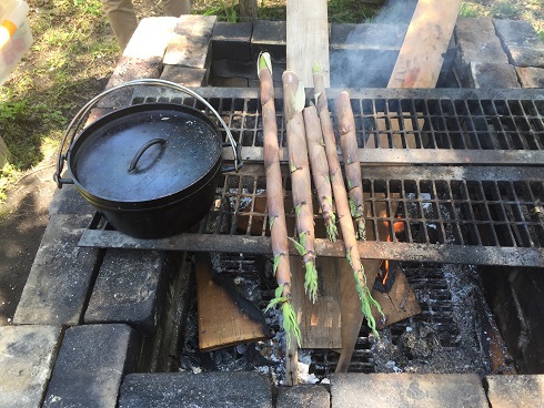 竹を焼く