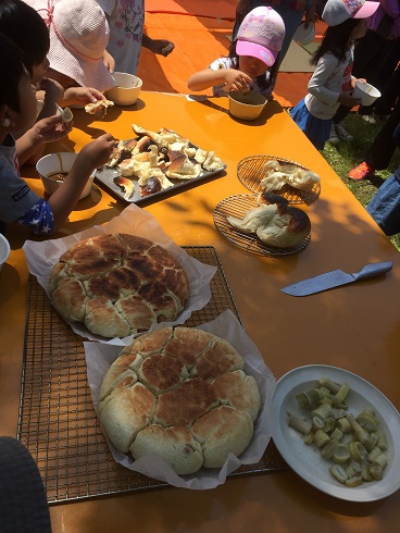 焼けたﾊﾟﾝと子供達