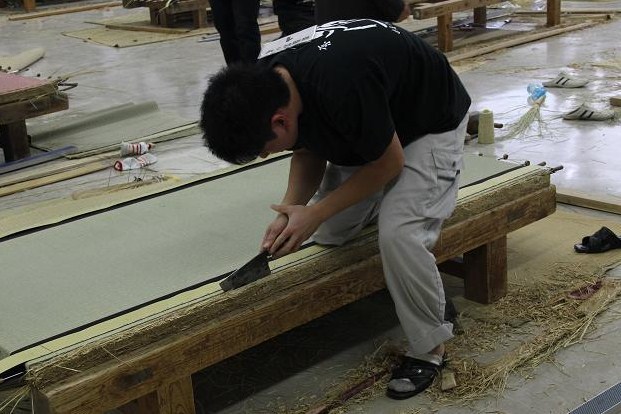 平刺しに切り込みを入れる