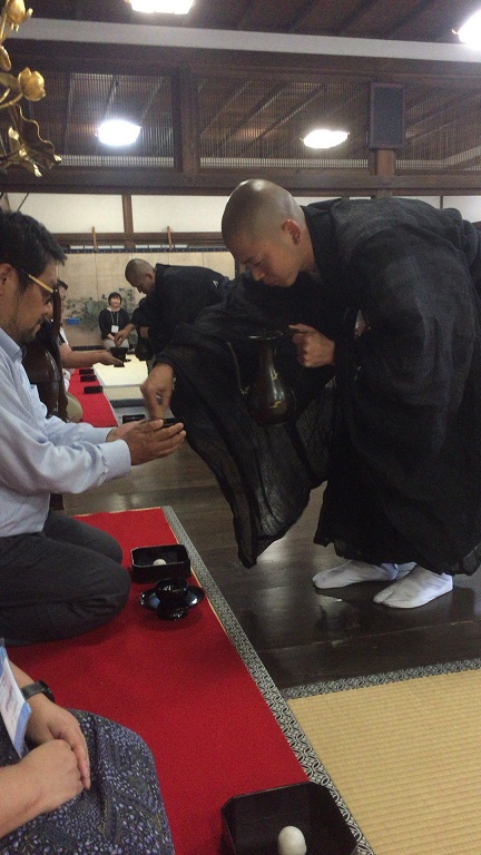 持っている器で茶せんで