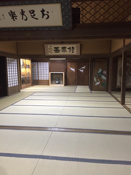 広間の書