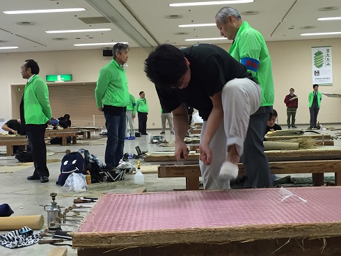 足で糸を締める