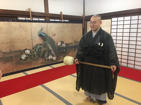 巨大なバチ