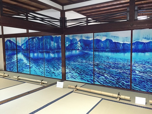 青い襖絵