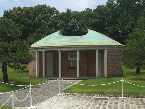 正門近くの建物
