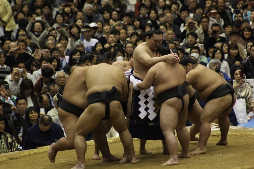まわしを巻いてもらう白鳳