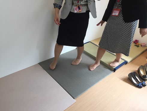 畳の踏み比べ