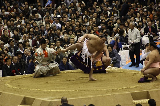 四股を踏む日馬富士