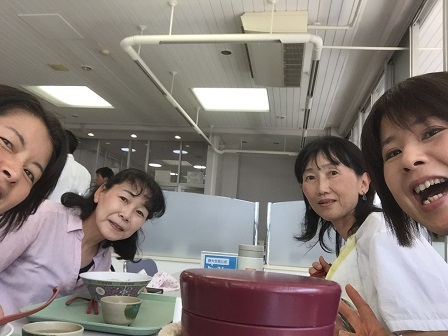 学食の4人