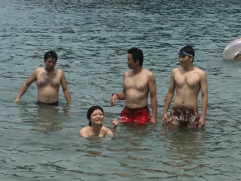 泳ぐ4人
