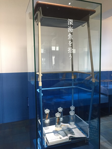 机を重ねた展示