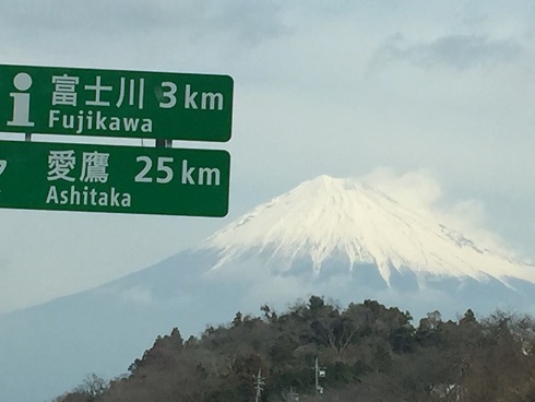 富士山と案内標識