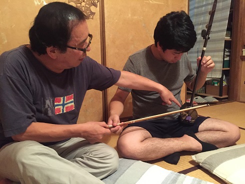 二胡に挑戦する長男
