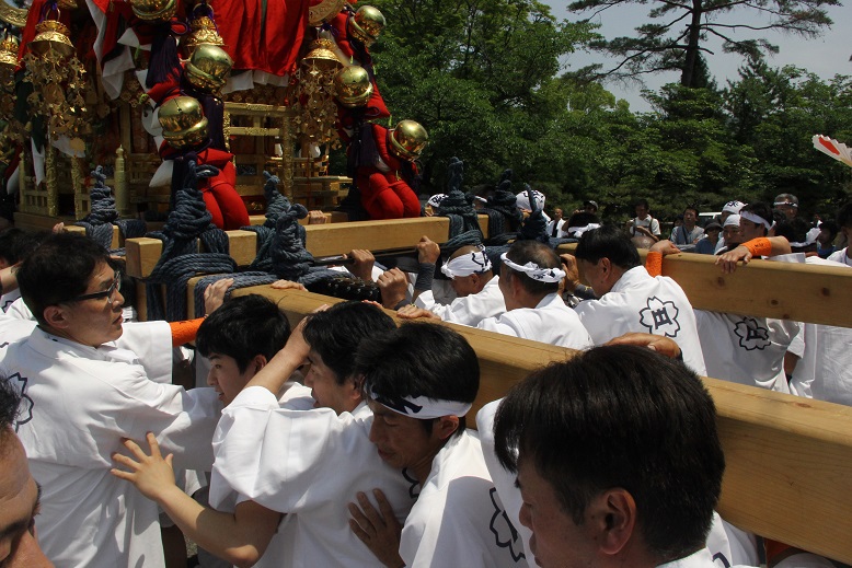 神輿を担ぐ長男