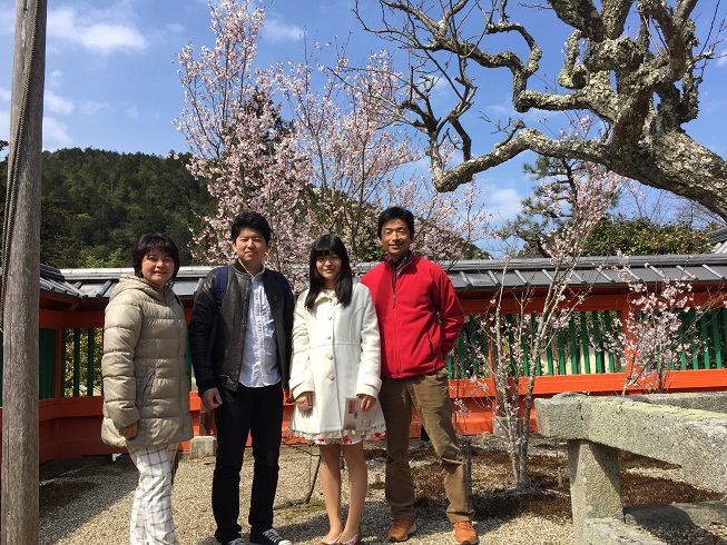 桜の前で4人で